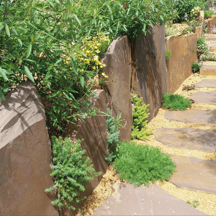 Un chemin pavé et bordé en pierre de Beauchamps