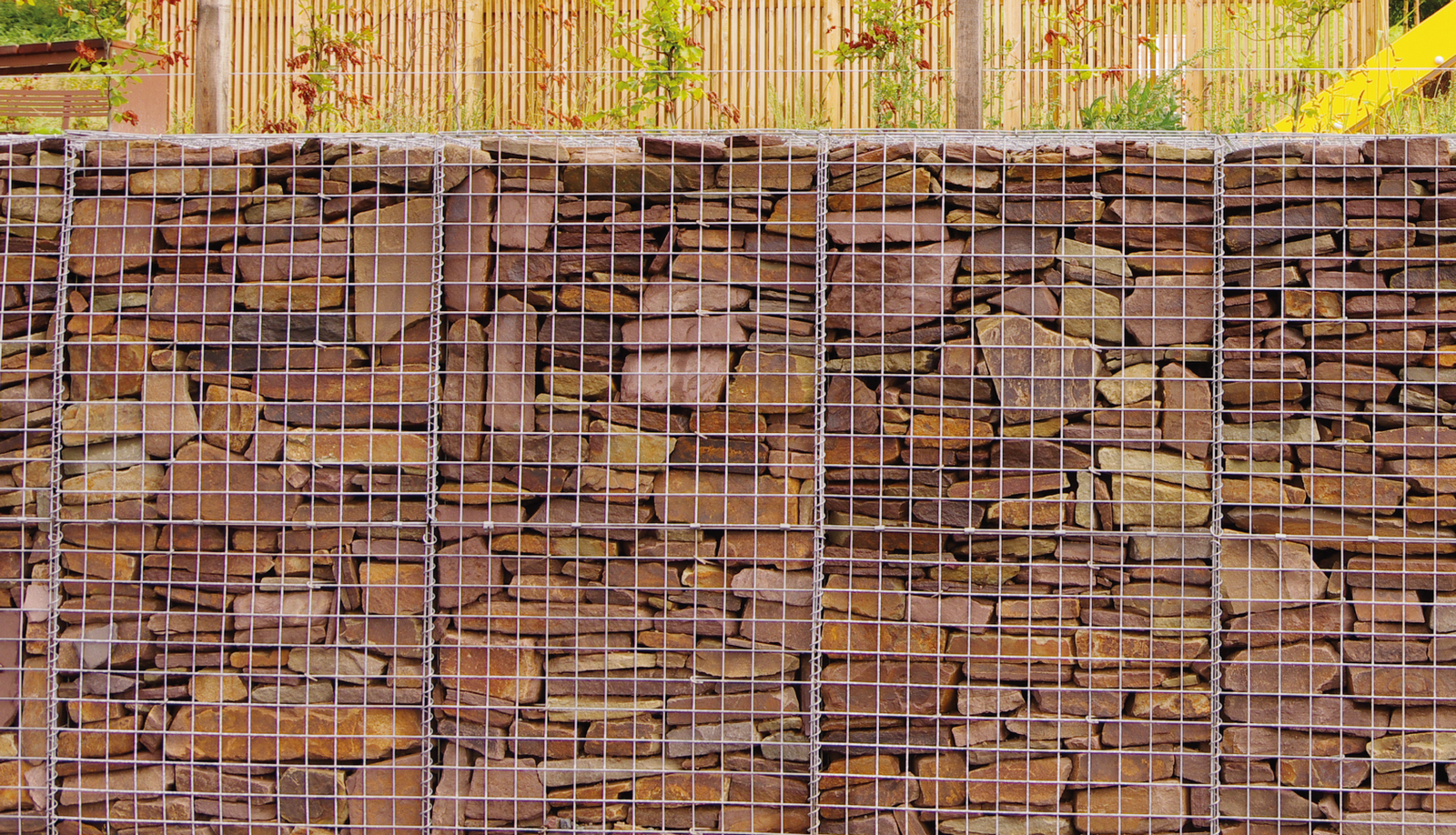 PIERRE-de-BEAUCHAMPS-rocher-blin-MANCHE-Normandie-dalles-pierres-realisation-mur-muret Mur réalisé en gabions, cages métalliques remplies de pierres de Beauchamps